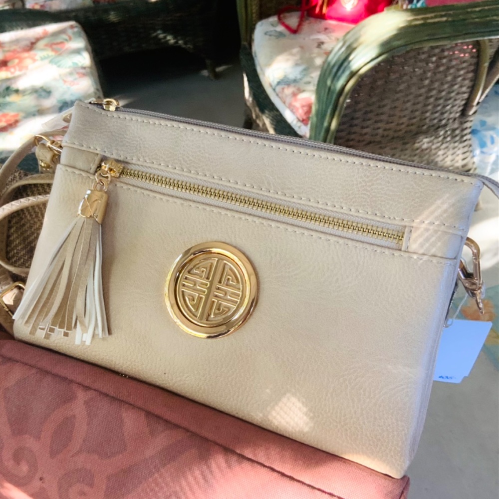 Cream CROSSBODY w/MEDALLION / MESSENGER BAG⭐️ LIGHT WEIGHT- NEW CONDITION w/Tag - Picture 8 of 12